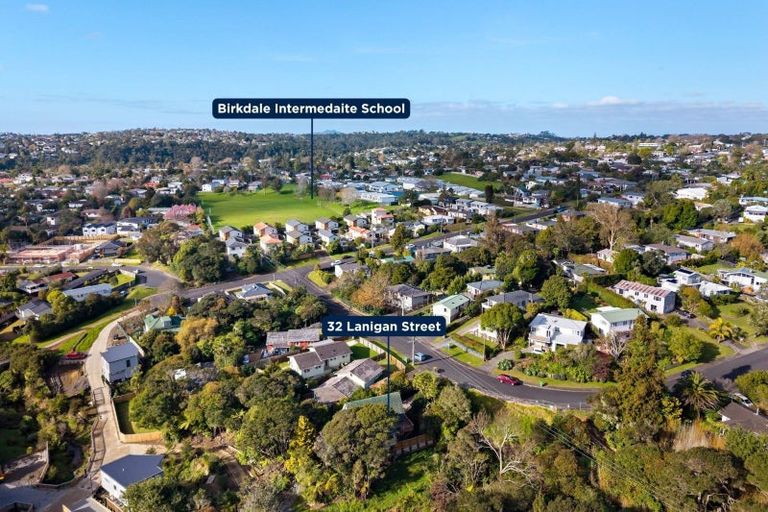 Photo of property in 32 Lanigan Street, Birkdale, Auckland, 0626