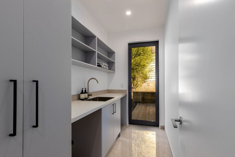 Photo of property in 63 Moncks Spur Road, Redcliffs, Christchurch, 8081