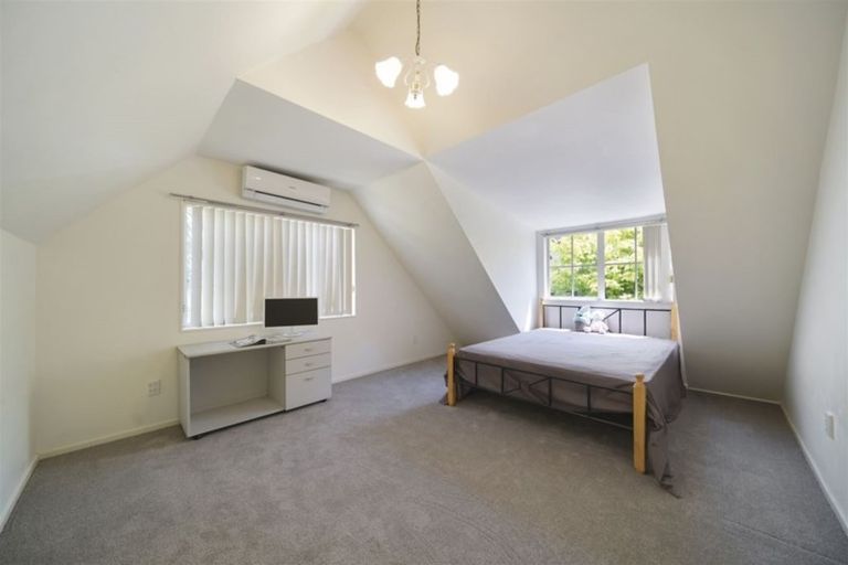 Photo of property in 1b Highgrove Lane, Totara Vale, Auckland, 0632