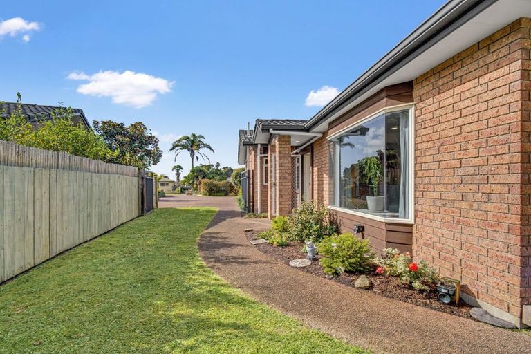 Photo of property in 8 Chalmers Close, Orewa, 0931