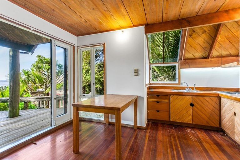 Photo of property in 40 Otitori Bay Road, Titirangi, Auckland, 0604
