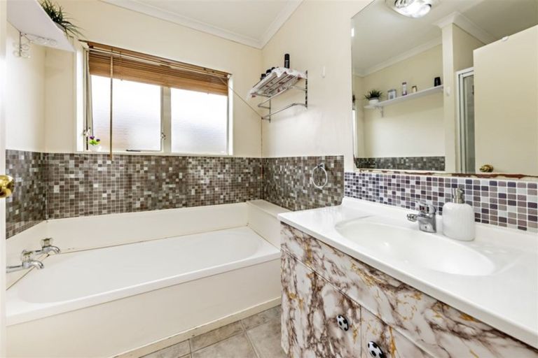 Photo of property in 16 Portrush Lane, Takanini, 2112