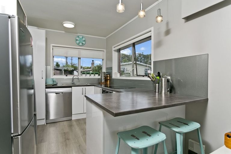 Photo of property in 2/2 Lambrown Drive, Totara Vale, Auckland, 0629