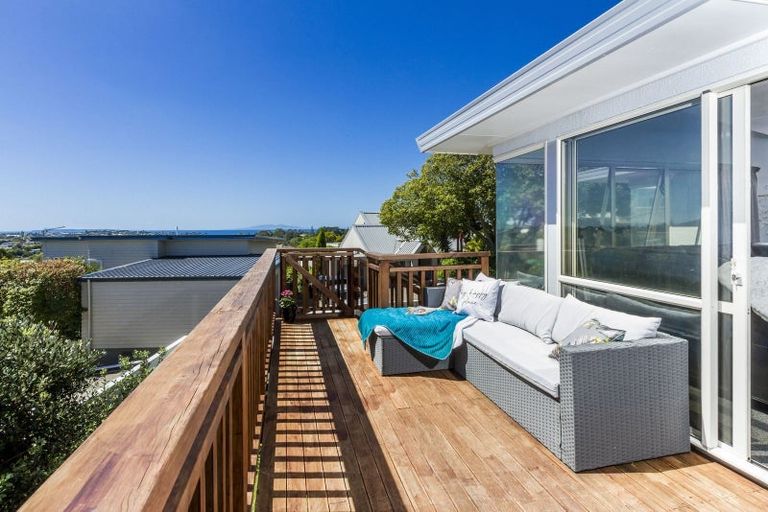 Photo of property in 2/133 Carlisle Road, Northcross, Auckland, 0632