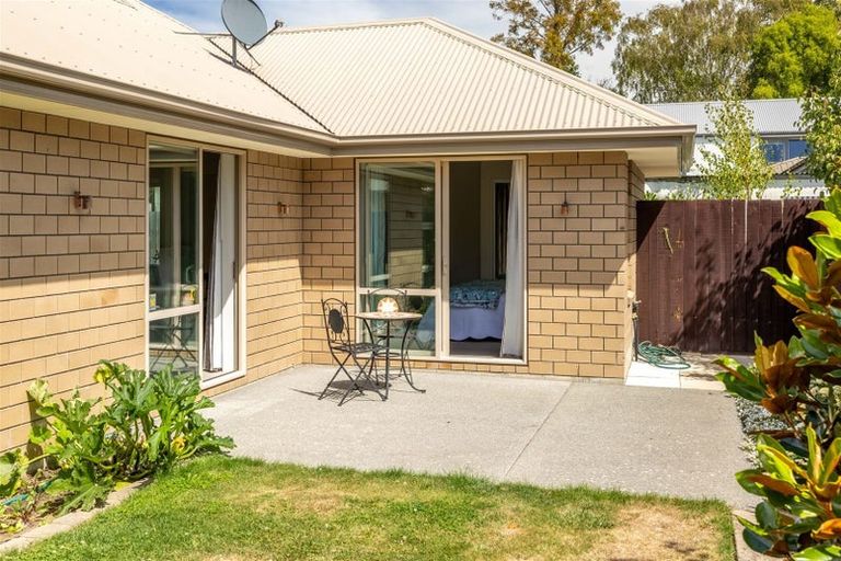 Photo of property in 6a Sunningvale Lane, Ilam, Christchurch, 8053