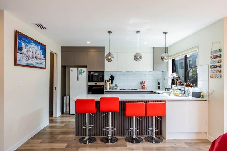 Photo of property in 16 Cara Avenue, Kumeu, 0810