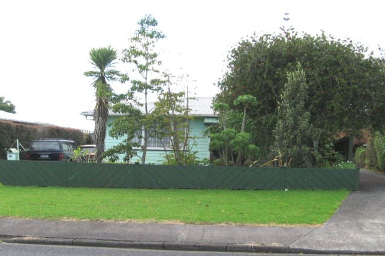 Photo of property in 48 Neil Avenue, Te Atatu Peninsula, Auckland, 0610