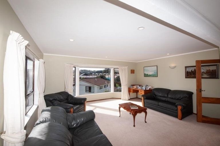 Photo of property in 117 Churton Drive, Churton Park, Wellington, 6037