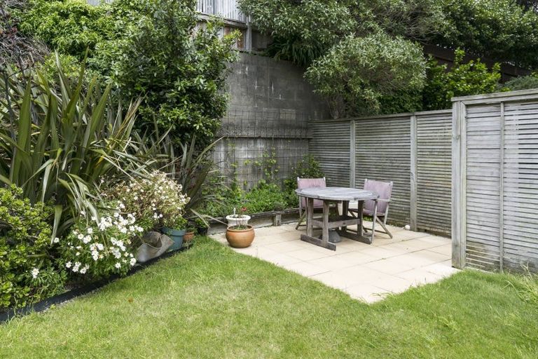 Photo of property in Landscape Apartments, 123-125 Austin Street, Mount Victoria, Wellington, 6011