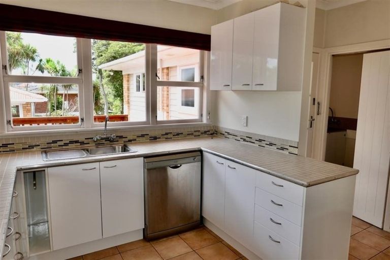 Photo of property in 20 Hillcrest Grove, Hillpark, Auckland, 2102