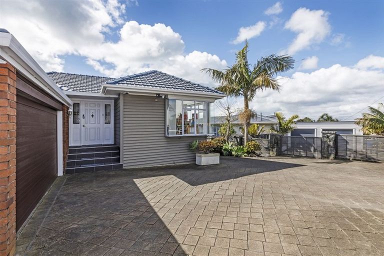 Photo of property in 89 East Coast Road, Castor Bay, Auckland, 0620