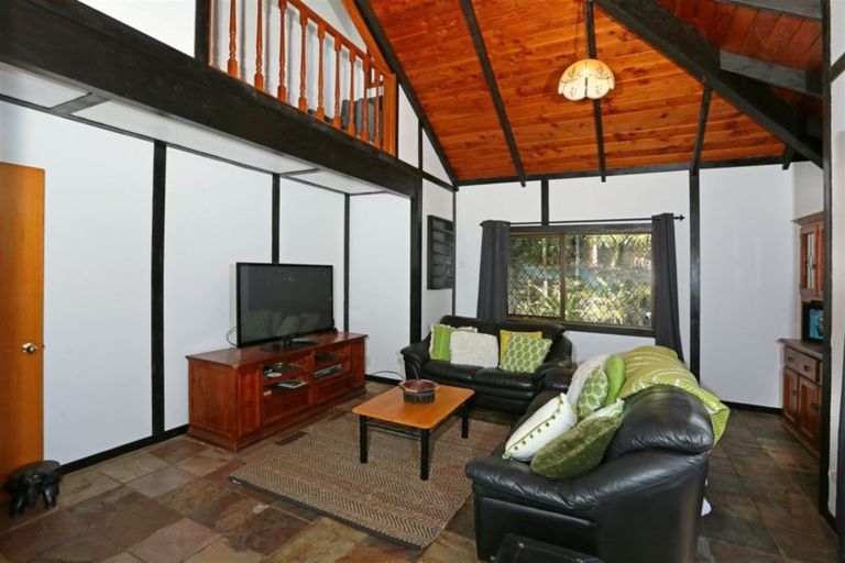 Photo of property in 99 Grassmere Road, Henderson Valley, Auckland, 0612