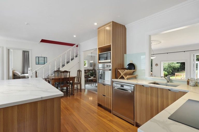 Photo of property in 125 Woodlands Park Road, Titirangi, Auckland, 0604