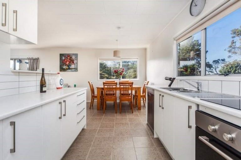 Photo of property in 6 Lorena Place, West Harbour, Auckland, 0618