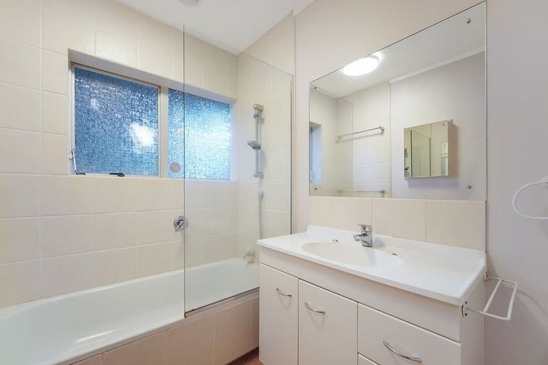 Photo of property in 25 Walnut Lane, Browns Bay, Auckland, 0630