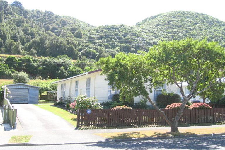 Photo of property in 49 Hartford Crescent, Totara Park, Upper Hutt, 5018