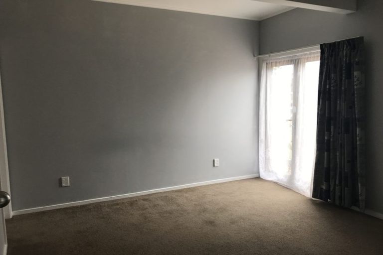 Photo of property in 30 Akaroa Drive, Maupuia, Wellington, 6022