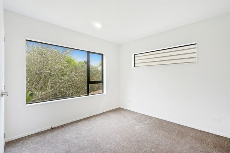 Photo of property in 43d Fitzherbert Avenue, West Harbour, Auckland, 0618