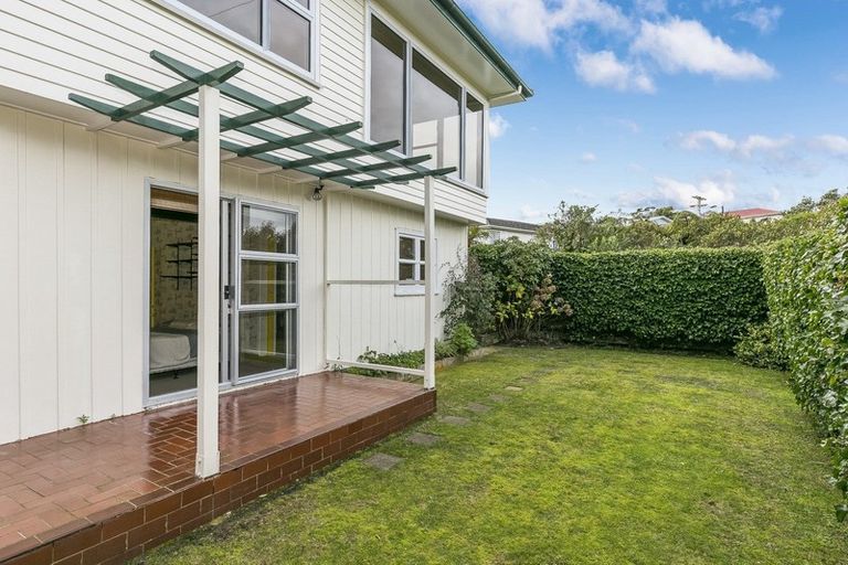 Photo of property in 31 Brooker Grove, Newlands, Wellington, 6037