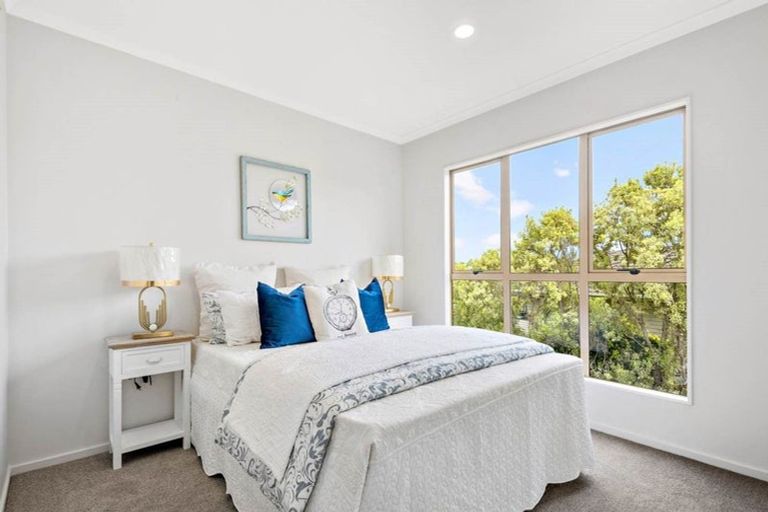 Photo of property in 12 Mackwell Road, Fairview Heights, Auckland, 0632