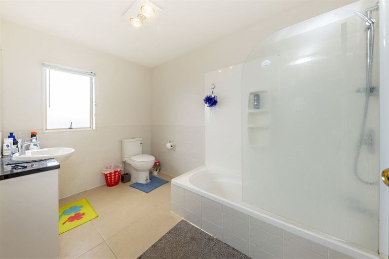 Photo of property in 7a Andover Way, Goodwood Heights, Auckland, 2105