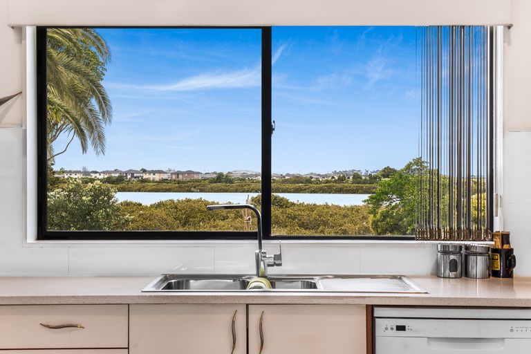 Photo of property in 18 Reremanu Place, Weymouth, Auckland, 2103