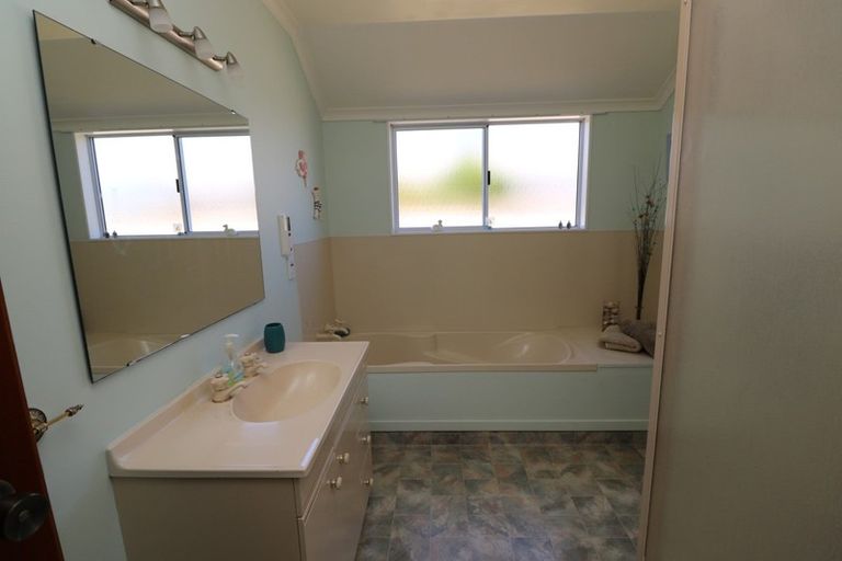 Photo of property in 6 Low Avenue, Foxton Beach, Foxton, 4815