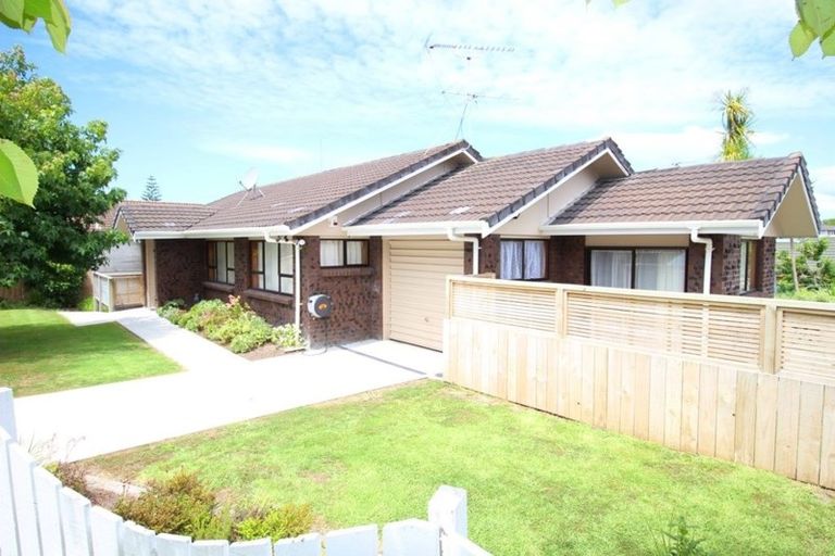 Photo of property in 37 Thorburn Avenue, Red Beach, 0932