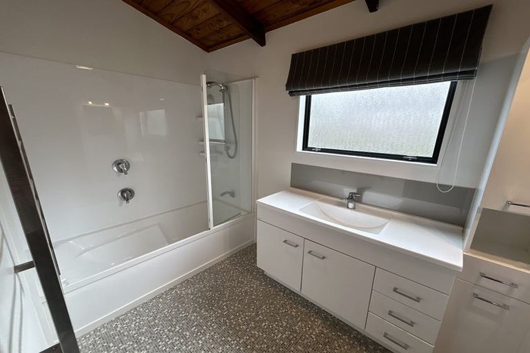 Photo of property in 14a Chablis Place, Henderson, Auckland, 0612