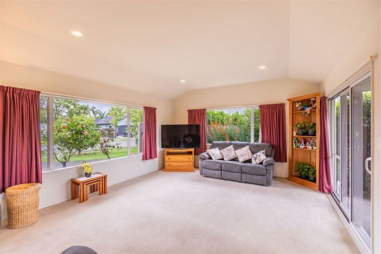 Photo of property in 2 Arthur Close, Clive, 4102