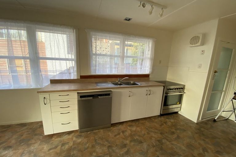 Photo of property in 121 Breaker Bay Road, Breaker Bay, Wellington, 6022
