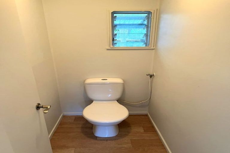 Photo of property in 2/546a Glenfield Road, Glenfield, Auckland, 0629