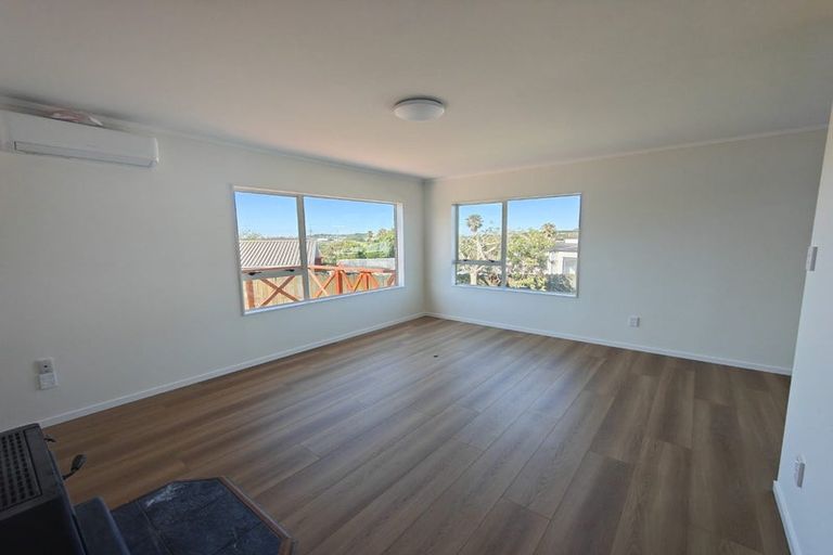 Photo of property in 20 Jumento Place, Unsworth Heights, Auckland, 0632