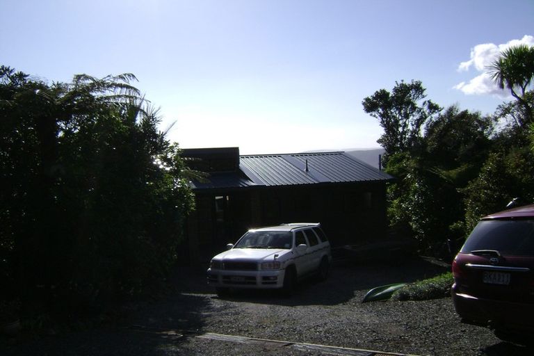 Photo of property in 23 Te Ahuahu Road, Piha, New Lynn, 0772