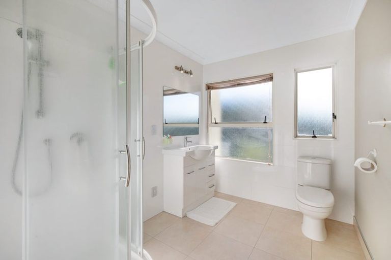 Photo of property in 31 Goldfinch Rise, Unsworth Heights, Auckland, 0632