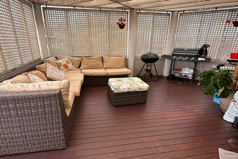 Photo of property in 9 Gwenand Place, Botany Downs, Auckland, 2010