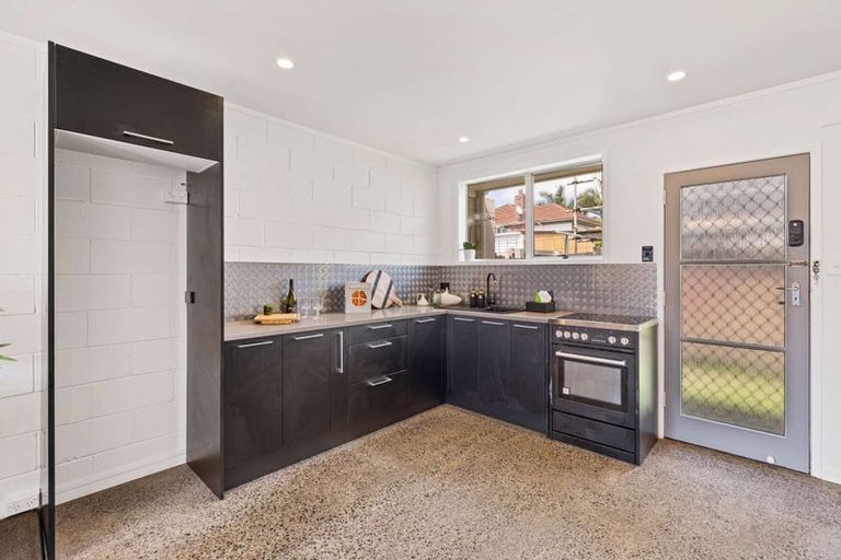 Photo of property in 1/252 Meola Road, Point Chevalier, Auckland, 1022