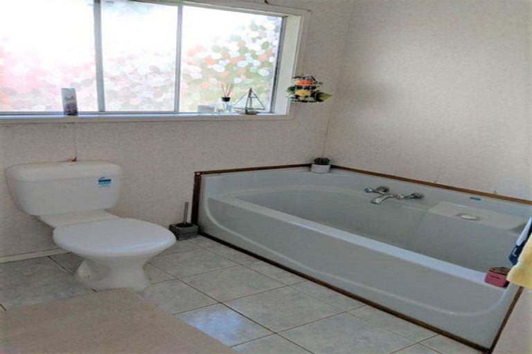 Photo of property in 1 Ravenwood Drive, Forrest Hill, Auckland, 0620