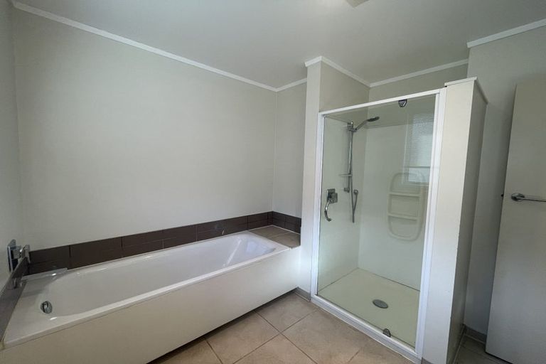 Photo of property in 25 Downsview Road, Pakuranga Heights, Auckland, 2010