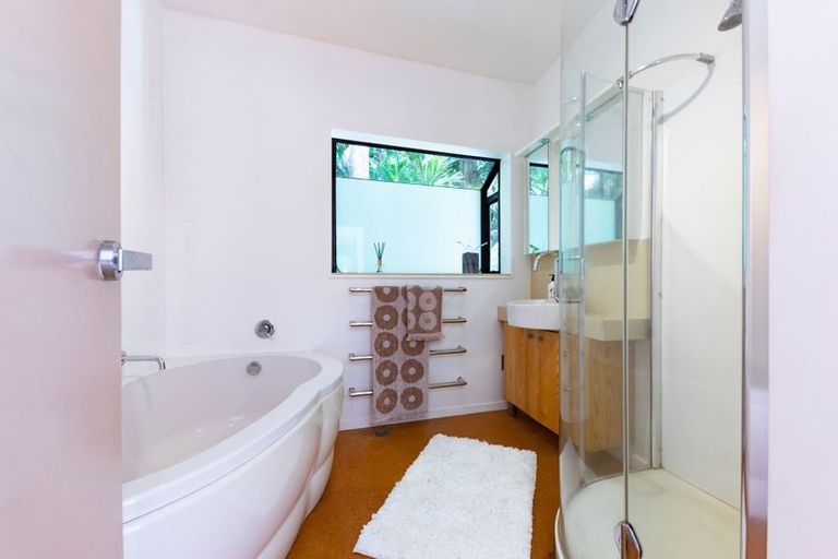 Photo of property in 40 Lone Kauri Road, Karekare, New Lynn, 0772