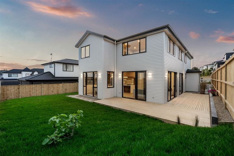 Photo of property in 28 Longshore Drive, Long Bay, Auckland, 0630