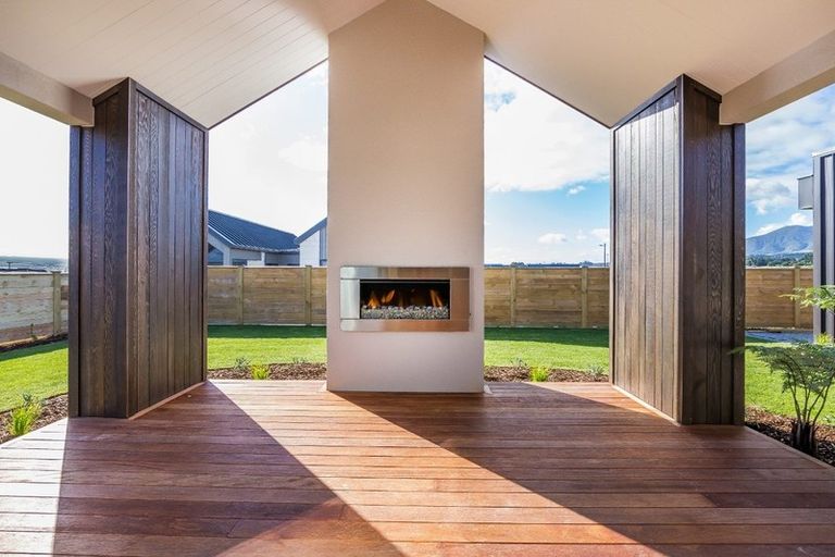 Photo of property in 2 Lochinvar Lane, Acacia Bay, Taupo, 3385