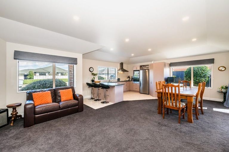 Photo of property in 5 Holcombe Drive, Paraparaumu, 5032