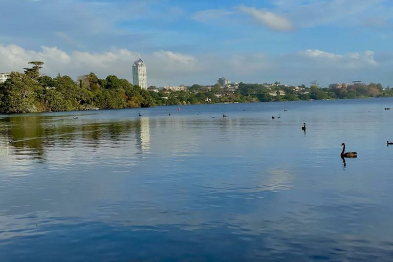 Photo of property in 2/36 Pupuke Road, Takapuna, Auckland, 0622