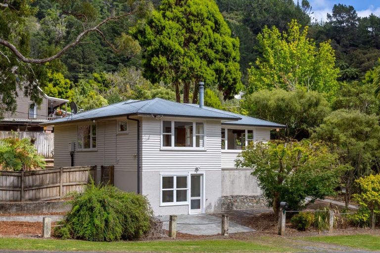 Photo of property in 40 Jocelyn Crescent, Pinehaven, Upper Hutt, 5019