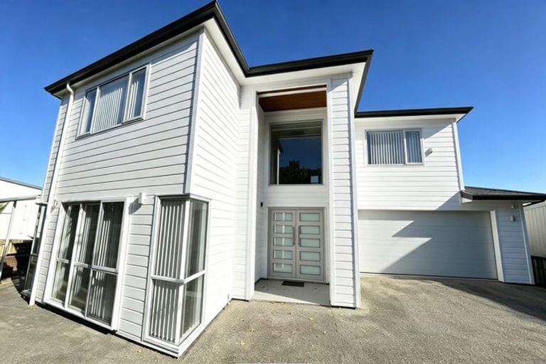 Photo of property in 16 Lakeridge Close, Northcross, Auckland, 0632