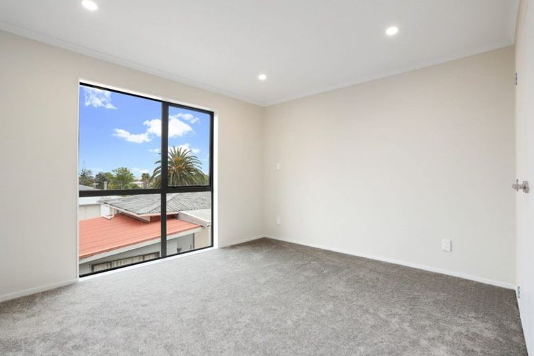 Photo of property in 10e Roberts Road, Te Atatu South, Auckland, 0610