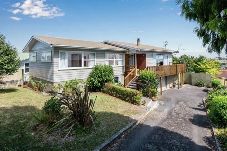 Photo of property in 16 Ellesmere Crescent, Pakuranga Heights, Auckland, 2010