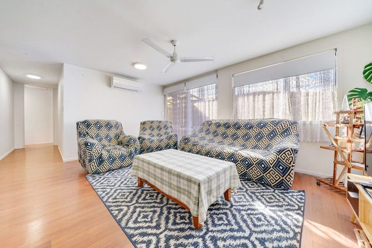 Photo of property in 1b Bamboo Grove, Kelston, Auckland, 0602