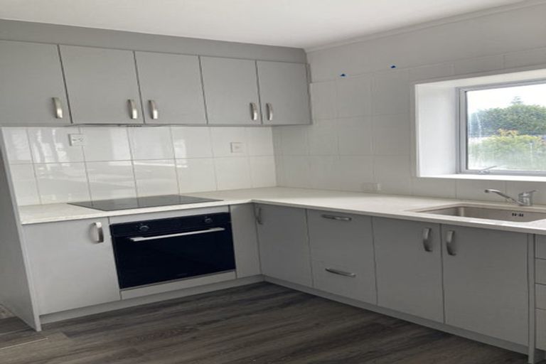 Photo of property in 21 Lyndhurst Road, Te Atatu South, Auckland, 0610